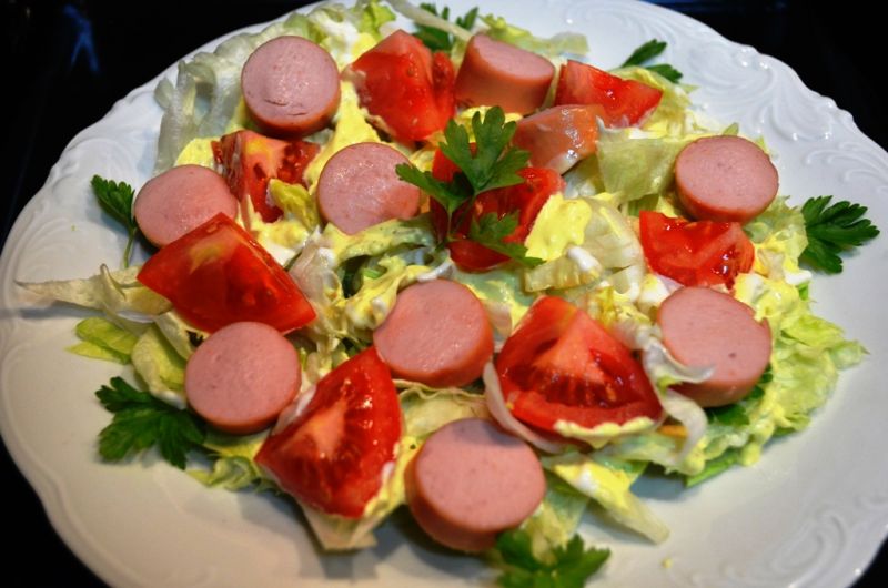 Sałata z serdelkami