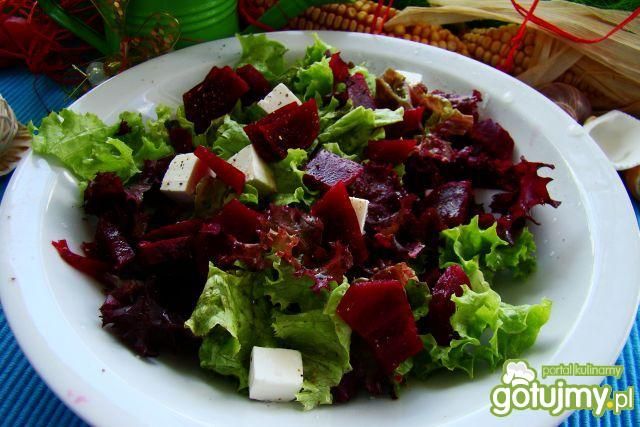 Sałata z serem Patros i buraczkami 