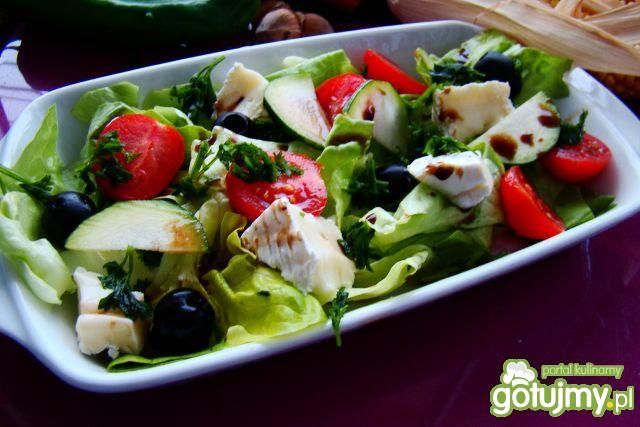 Sałata z serem pleśniowym i oliwkami  Sałata z serem pleśniowym i oliwkami