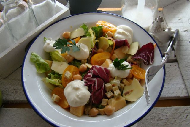 Sałata z serem żółtym , grzankami i cieciorką