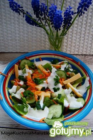 Sałata z serem zółtym i bobem Sałata z serem zółtym i bobem