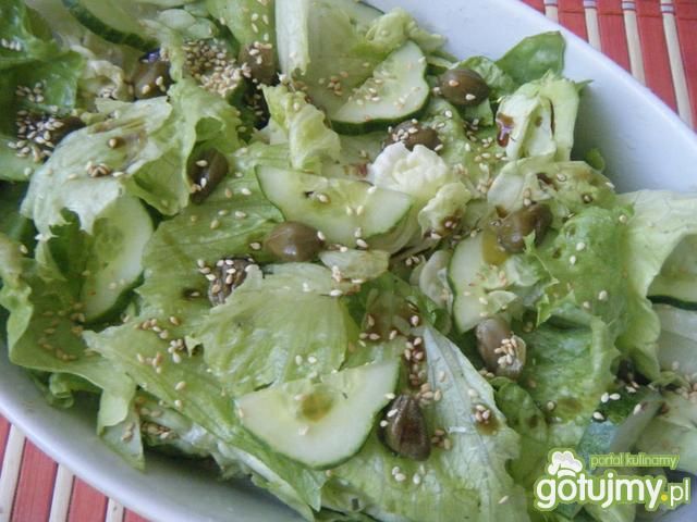 Sałata z sezamem i kaparami