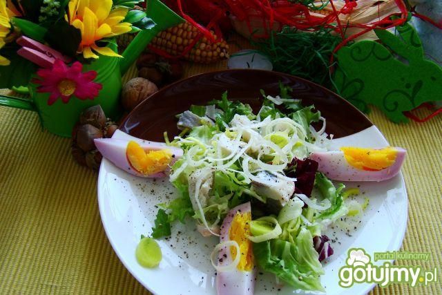 Sałata z śledzikiem i jajkiem 