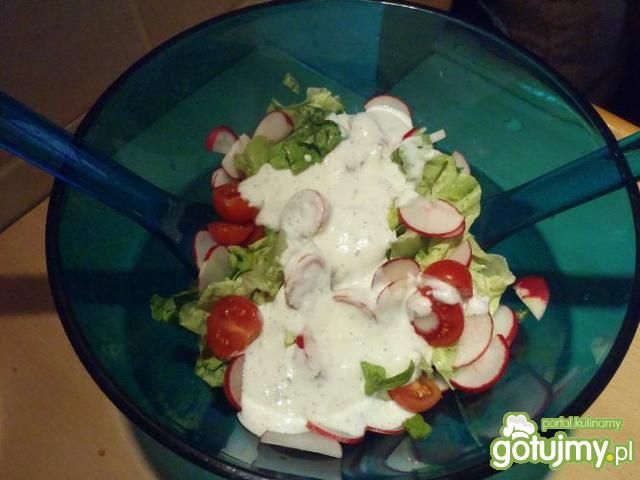 Sałata z sosem chrzanowym i dodatkami Sałata z sosem chrzanowym i dodatkami