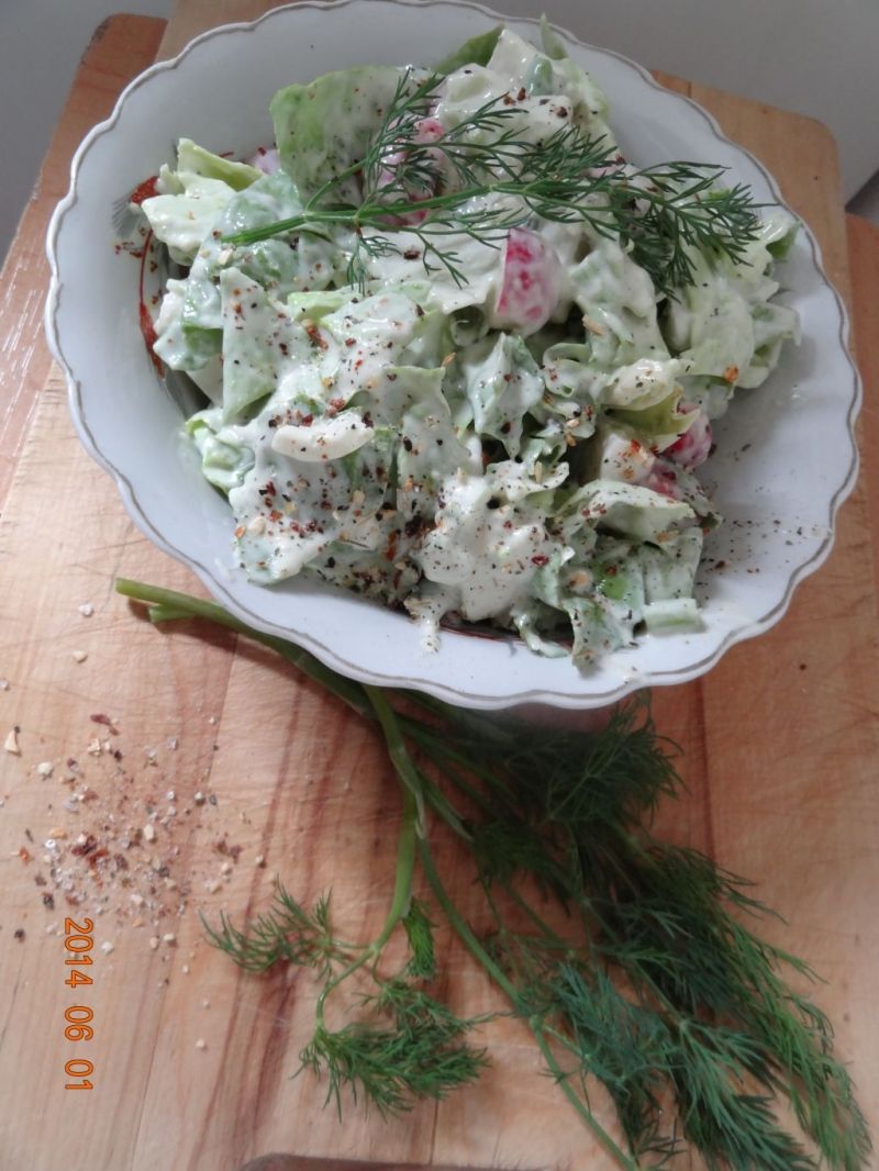 Sałata z sosem z avocado