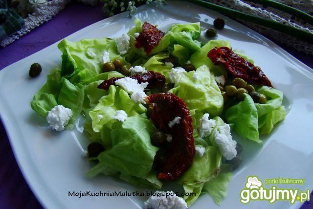 Sałata z suszonymi pomidorami i kaparami