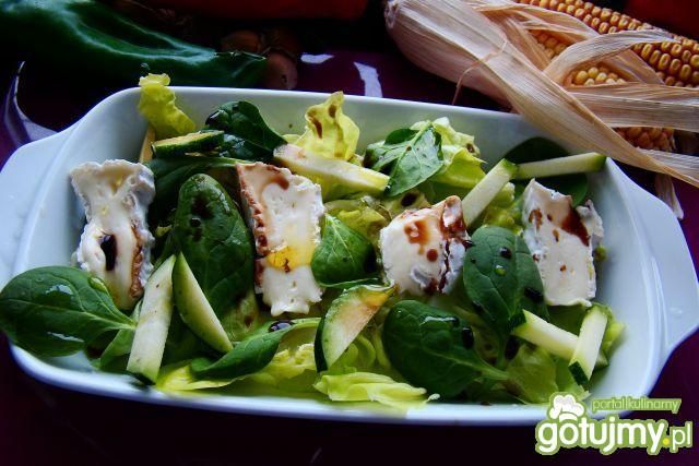 Sałata z szpinakiem ,cukinią i camembert