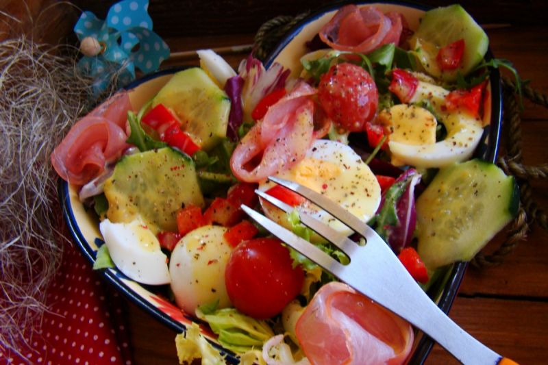 Sałata z szynką parmeńską i sosem jajecznym  