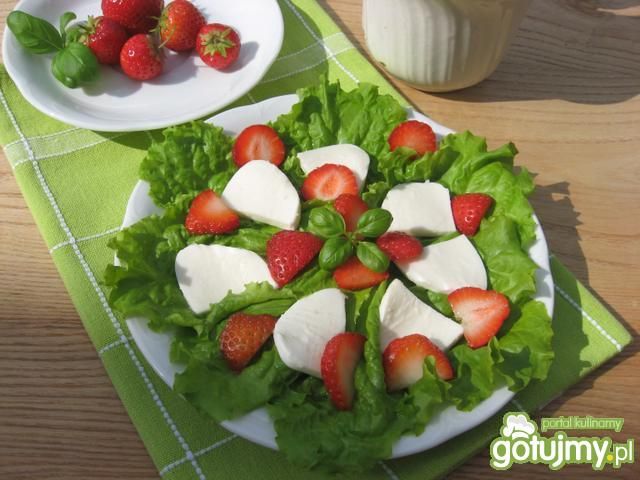 Sałata z truskawkami i mozzarellą Sałata z truskawkami i mozzarellą
