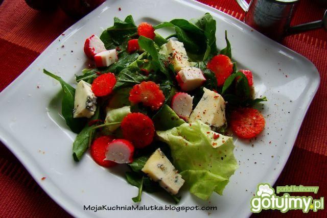 Sałata z truskawkami i niebieskim serem  Sałata z truskawkami i niebieskim serem