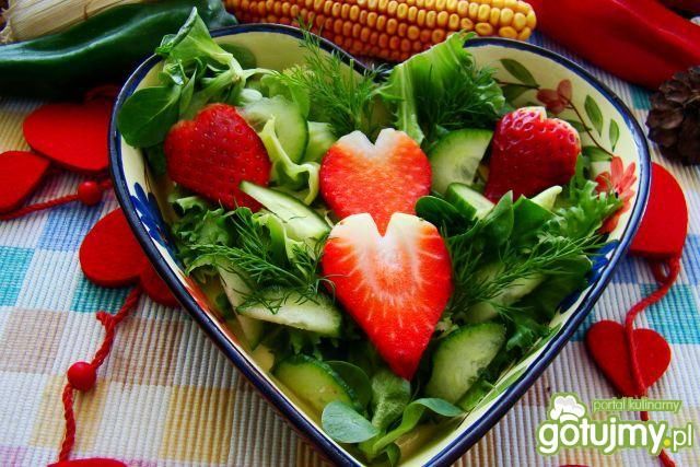 Sałata z truskawkami i ogórkiem Sałata z truskawkami i ogórkiem