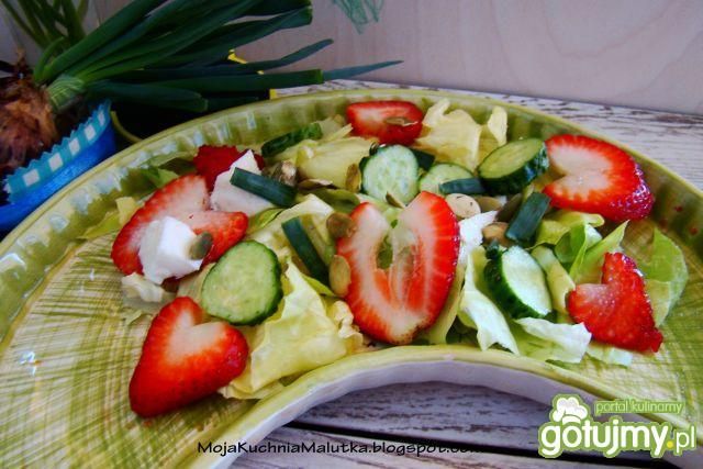 Sałata z truskawkami i pestkami dyni  Sałata z truskawkami i pestkami dyni