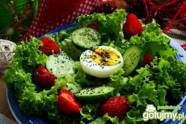 Sałata z truskawkami i sosem makowym  Sałata z truskawkami i sosem makowym