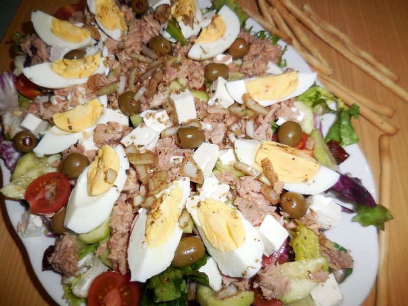Sałata z tuńczykiem z  sosem winnym