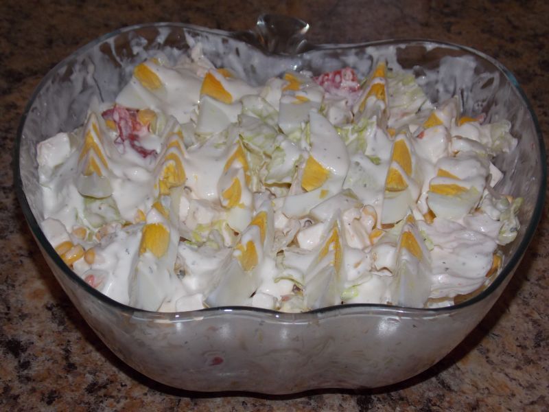 Sałata z warzywami, fetą i jajkiem