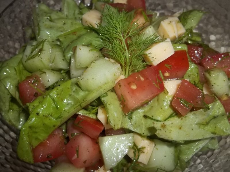 Sałata z warzywami i żółtym serem Sałata z warzywami i żółtym serem