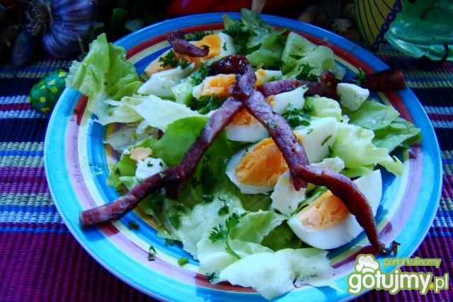 Sałata z wędzoną smażoną kiełbasą 