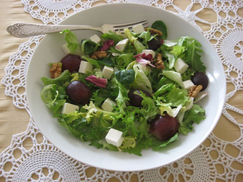 Sałata z winogronem i orzechami włoskimi Sałata z winogronem i orzechami włoskimi