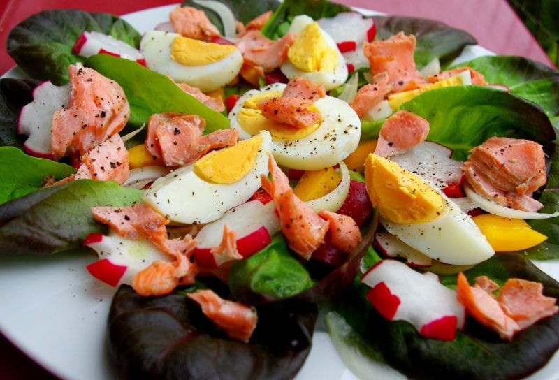 Sałata ze smażonym pstrągiem łososiowym