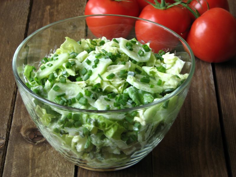 Sałata ze śmietaną i ogórkiem Sałata ze śmietaną i ogórkiem