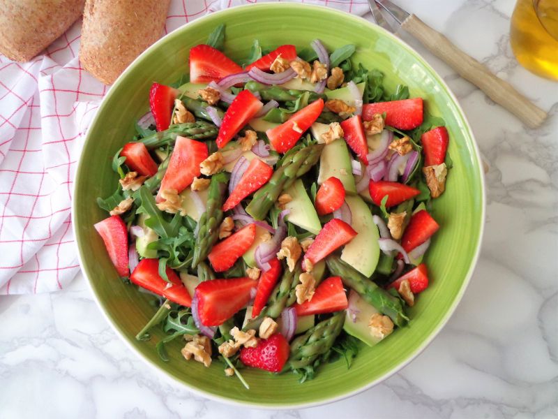Sałata ze szparagami, rukolą i truskawkami