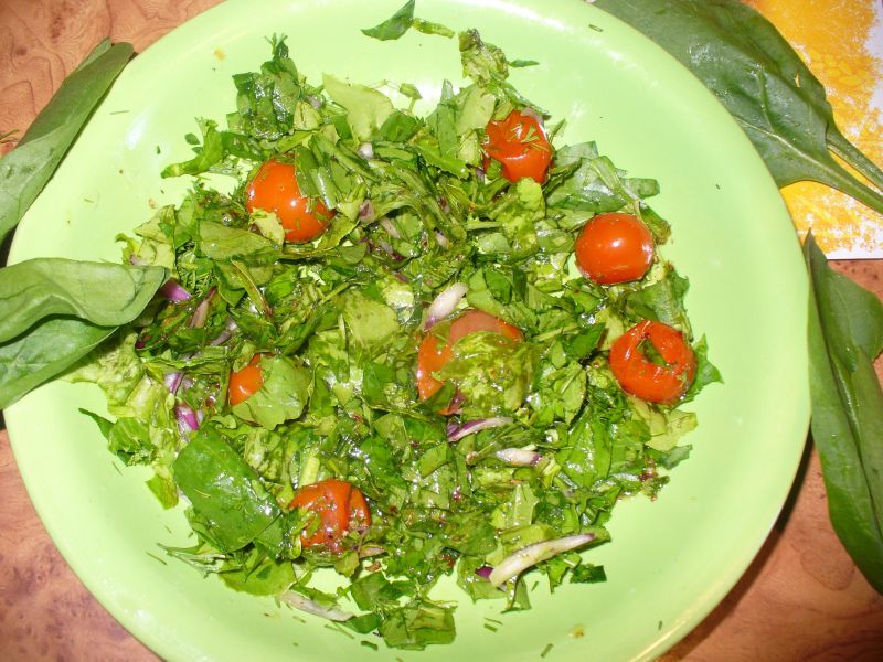 Sałata ze szpinakiem i pomidorkami koktajlowymi Sałata ze szpinakiem i pomidorkami koktajlowymi