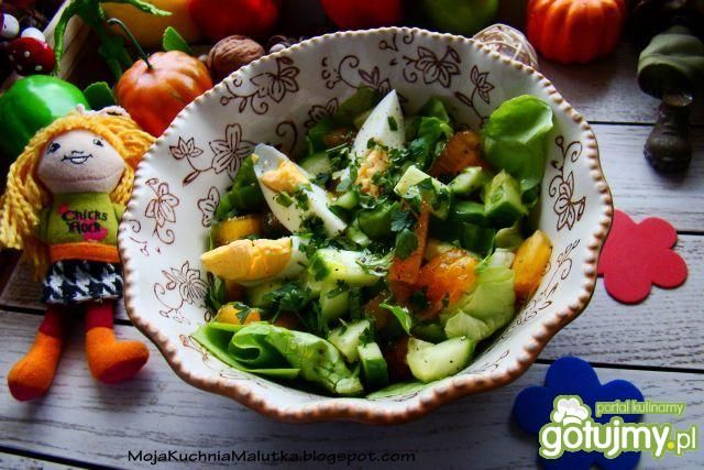 Sałata zielona z kaki i jajkiem  Sałata zielona z kaki i jajkiem