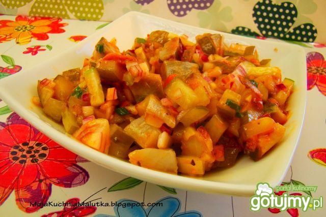 Sałatak śledziowo-ogórkowa z sosem 