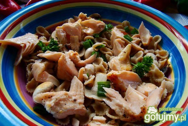 Sałataka z  grillowanym  pstrągiem