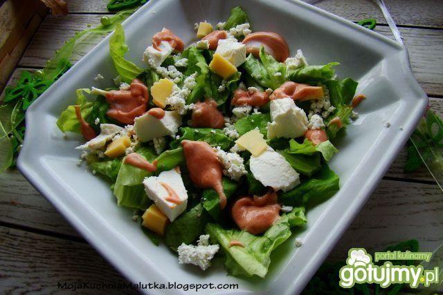 Sałatka 3 sery z różowym sosem Sałatka 3 sery z różowym sosem