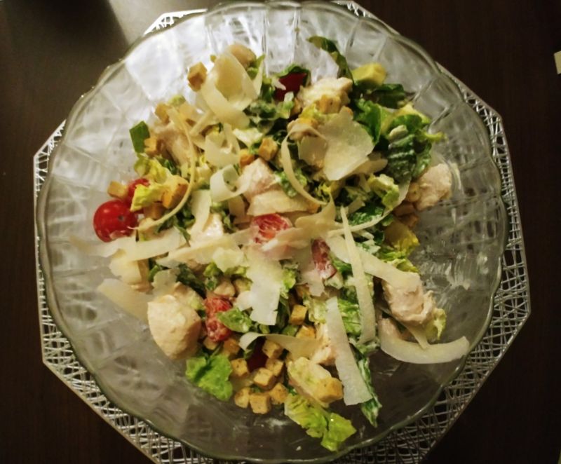 Sałatka a'la cesar z awokado i pomidorkami