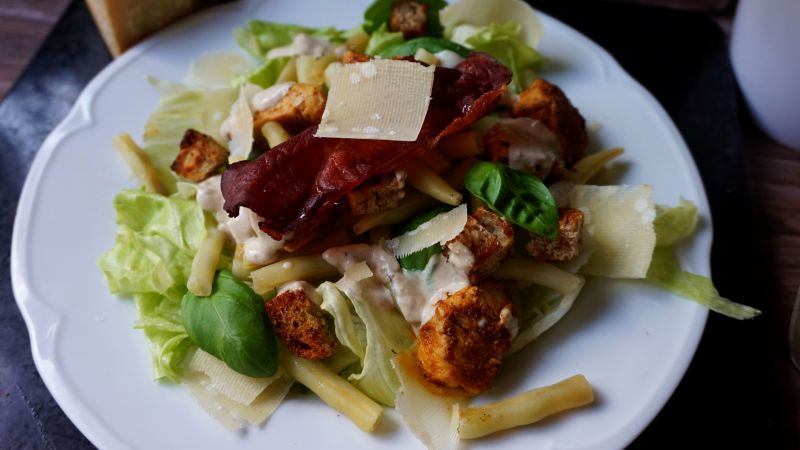 Sałatka a’la Cesar z kurczakiem Sałatka a’la Cesar z kurczakiem