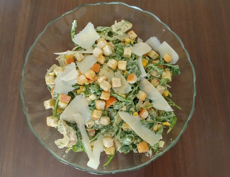 Sałatka a'la cesar z rukolą