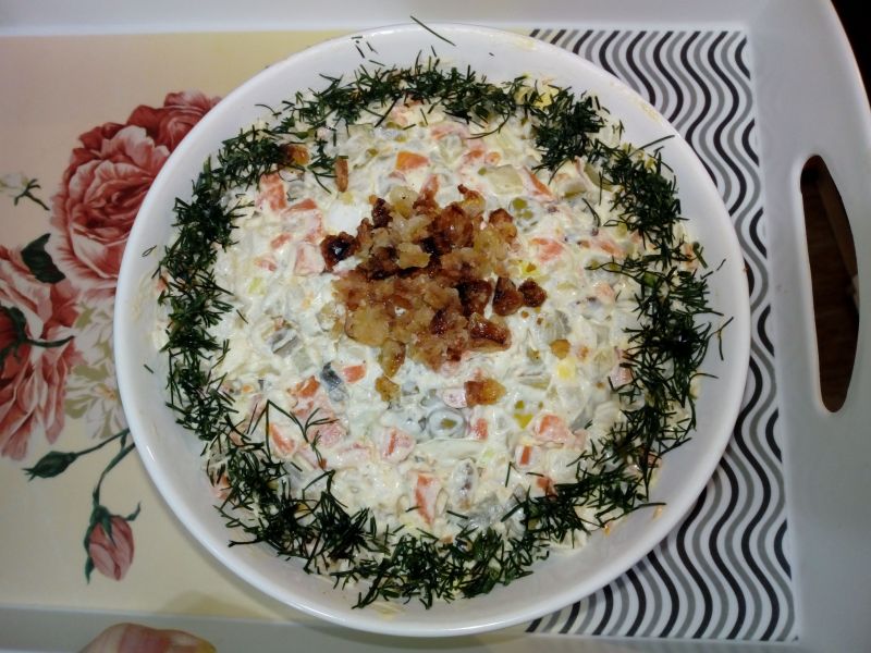 Sałatka a'la jarzynowa z pekinką i cebulką prażoną Sałatka a'la jarzynowa z pekinką i cebulką prażoną