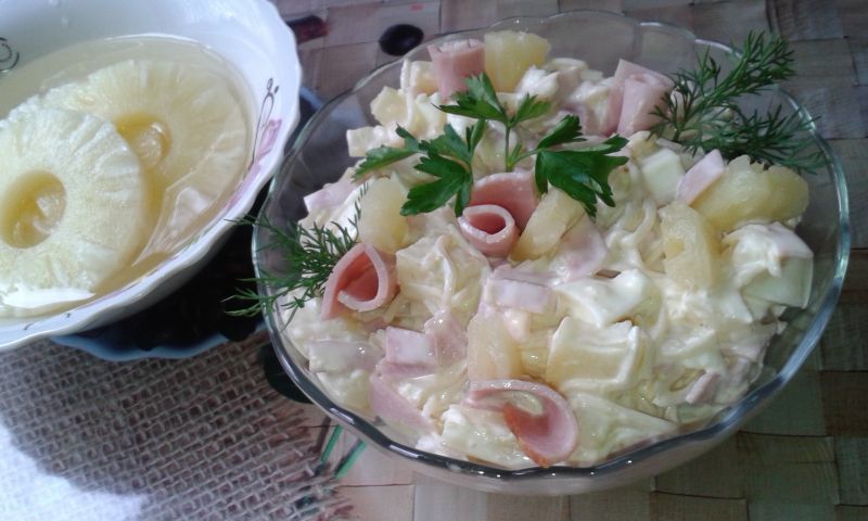 Sałatka ananasowa z selerem,szynką........ Sałatka ananasowa z selerem,szynką........