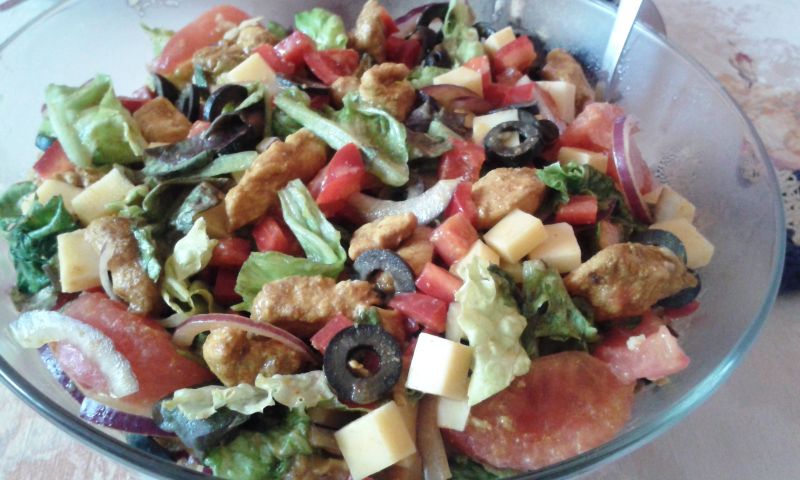 Sałatka bogatka z kurczakiem