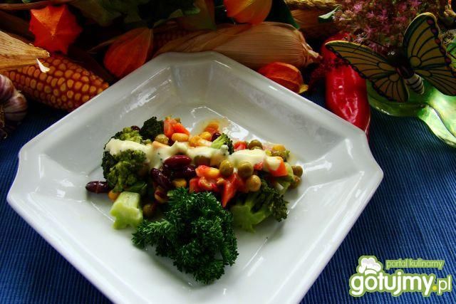 Sałatka brokułowa kolorowa z majonezem 