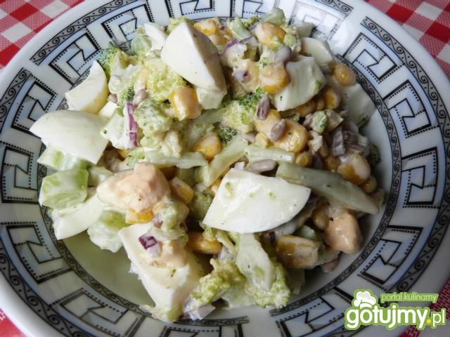 Sałatka brokułowa w sosie musztardowym