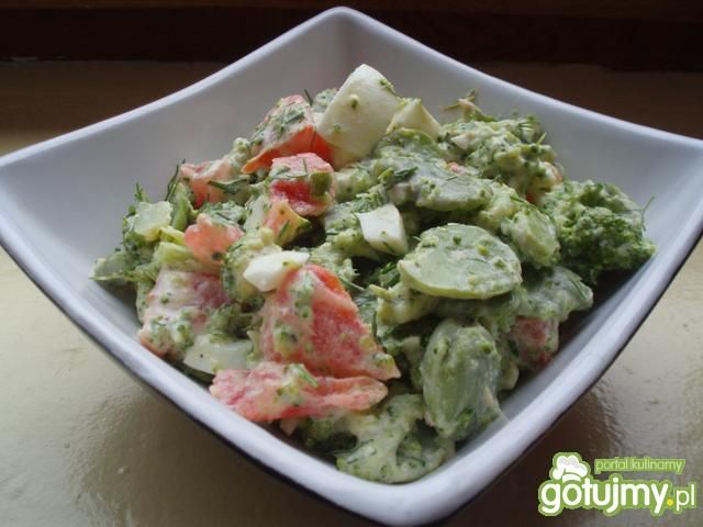 Sałatka brokułowa z bobem
