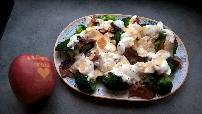 Sałatka brokułowa z boczkiem i sosem czosnkowym Sałatka brokułowa z boczkiem i sosem czosnkowym