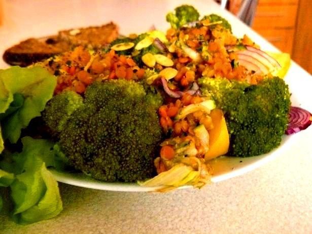 Sałatka brokułowa z czerwoną soczewicą Sałatka brokułowa z czerwoną soczewicą