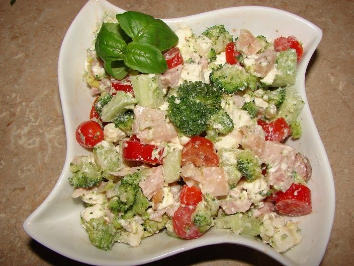 Sałatka brokułowa z fetą i kurczakiem Sałatka brokułowa z fetą i kurczakiem