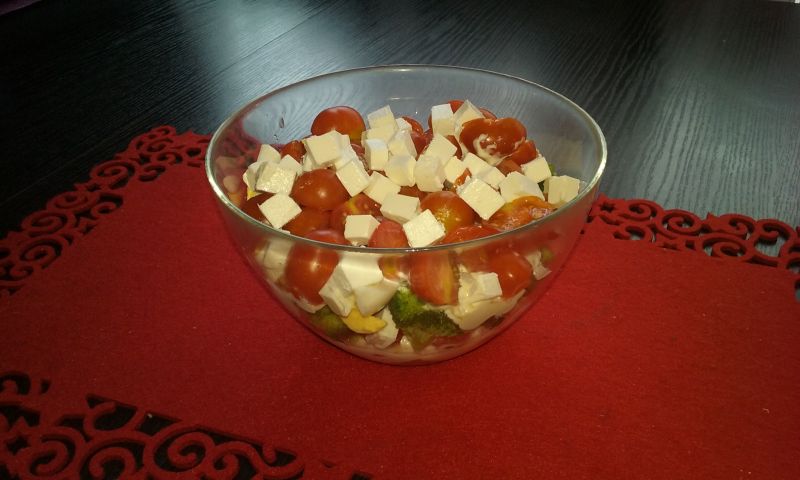 Sałatka brokułowa z feta i pomidorkami koktajlowym Sałatka brokułowa z feta i pomidorkami koktajlowym