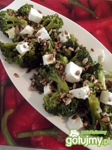 Sałatka brokułowa z fetą i słonecznikiem