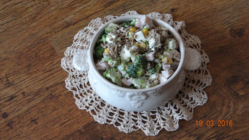 Sałatka brokułowa z fetą, szynką i kukurydzą Sałatka brokułowa z fetą, szynką i kukurydzą