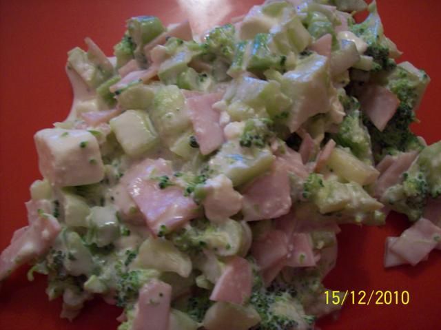 sałatka brokułowa z fetą,szynką,ogórkiem