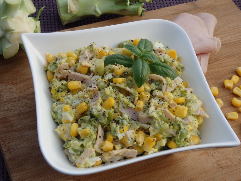 Sałatka brokułowa z jajkiem i kukurydzą