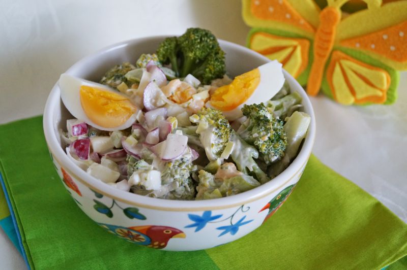 Sałatka brokułowa z jajkiem i rzodkiewką