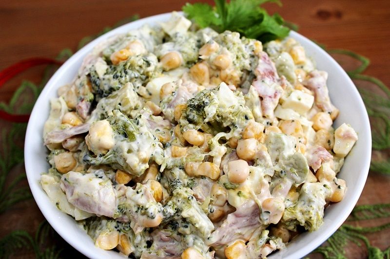 Sałatka brokułowa z jajkiem i wędzonym kurczakiem