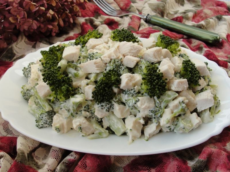 Sałatka brokułowa z kurczakiem
